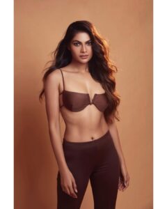 Lopamudra Raut Instagram - Once they go brown, they never back down !! 👱🏽‍♀️ Shot by @yngtj
Makeup Artist: @nitutamang143
Hair Stylist: @farah_kadkotra
Assistant:@bunty_acharya  @dhruwang9
Studio: @mayra.fashion.studio