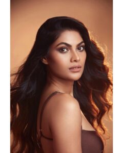Lopamudra Raut Instagram - Once they go brown, they never back down !! 👱🏽‍♀️ Shot by @yngtj
Makeup Artist: @nitutamang143
Hair Stylist: @farah_kadkotra
Assistant:@bunty_acharya  @dhruwang9
Studio: @mayra.fashion.studio