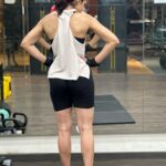 Losliya Mariyanesan Instagram - Appreciation post When I was started my work out on 2021 . it’s been a very long journey. I faced a lot of obstacles in this journey. This is not an easy job , sometimes I don’t wanna get up I just wanna sleep , somedays my body doesn’t cooperate with me . Sometimes my mind says just sit and calm your mental health. But I realised one thing getting up early & doing my work out & doing my every day routine it taught me how discipline l am. It has been almost 3 years now . I feel stronger & healthier ever before. 💪🏻 Last picture is my first ever picture in 2021.. @nareshfitness Thank you coach for pushing me so much.