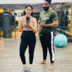 Losliya Mariyanesan Instagram - Appreciation post When I was started my work out on 2021 . it’s been a very long journey. I faced a lot of obstacles in this journey. This is not an easy job , sometimes I don’t wanna get up I just wanna sleep , somedays my body doesn’t cooperate with me . Sometimes my mind says just sit and calm your mental health. But I realised one thing getting up early & doing my work out & doing my every day routine it taught me how discipline l am. It has been almost 3 years now . I feel stronger & healthier ever before. 💪🏻 Last picture is my first ever picture in 2021.. @nareshfitness Thank you coach for pushing me so much.