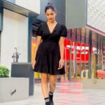 Losliya Mariyanesan Instagram - I’m nicer when I like my outfit 🖤 @touronholidays