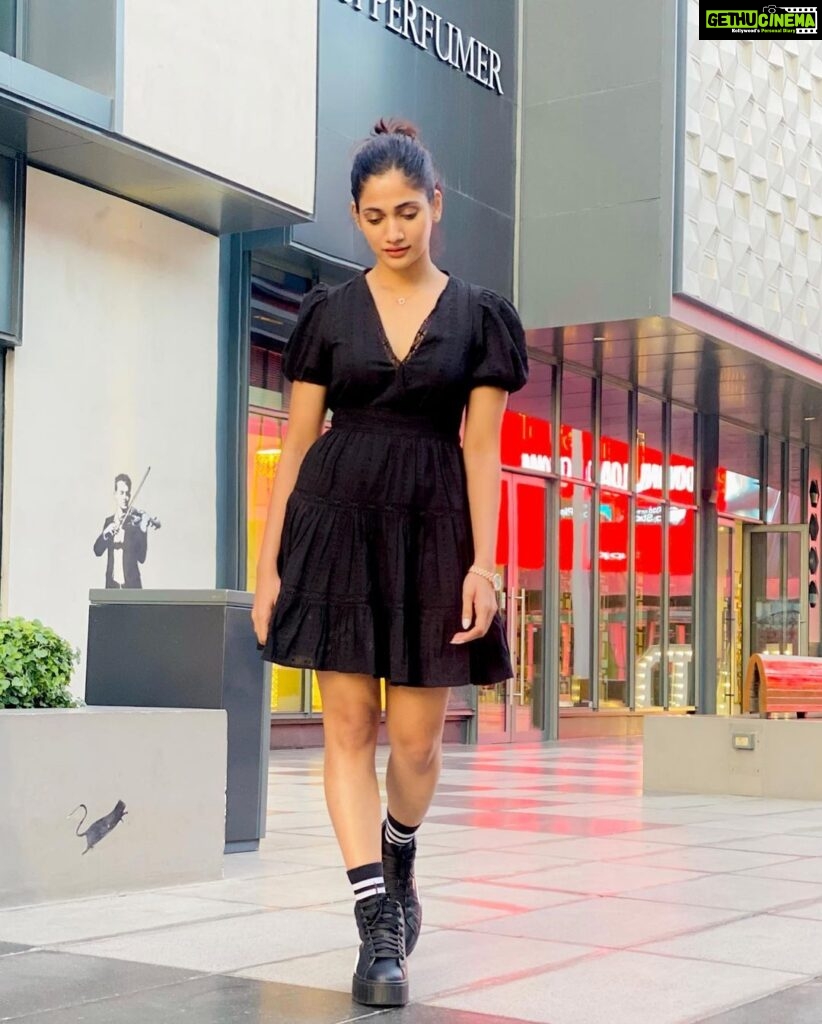 Losliya Mariyanesan Instagram - I’m nicer when I like my outfit 🖤 @touronholidays