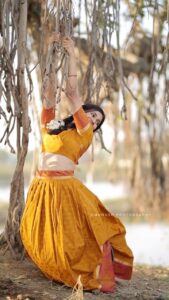 Losliya Mariyanesan Instagram - Happy Pongal weekend everyone ☀️ Photography @dhanush__photography Dress @studio_l_by_lini Thank you for the lovely gift @losliya.mariya.96_fc much love to you ♥️