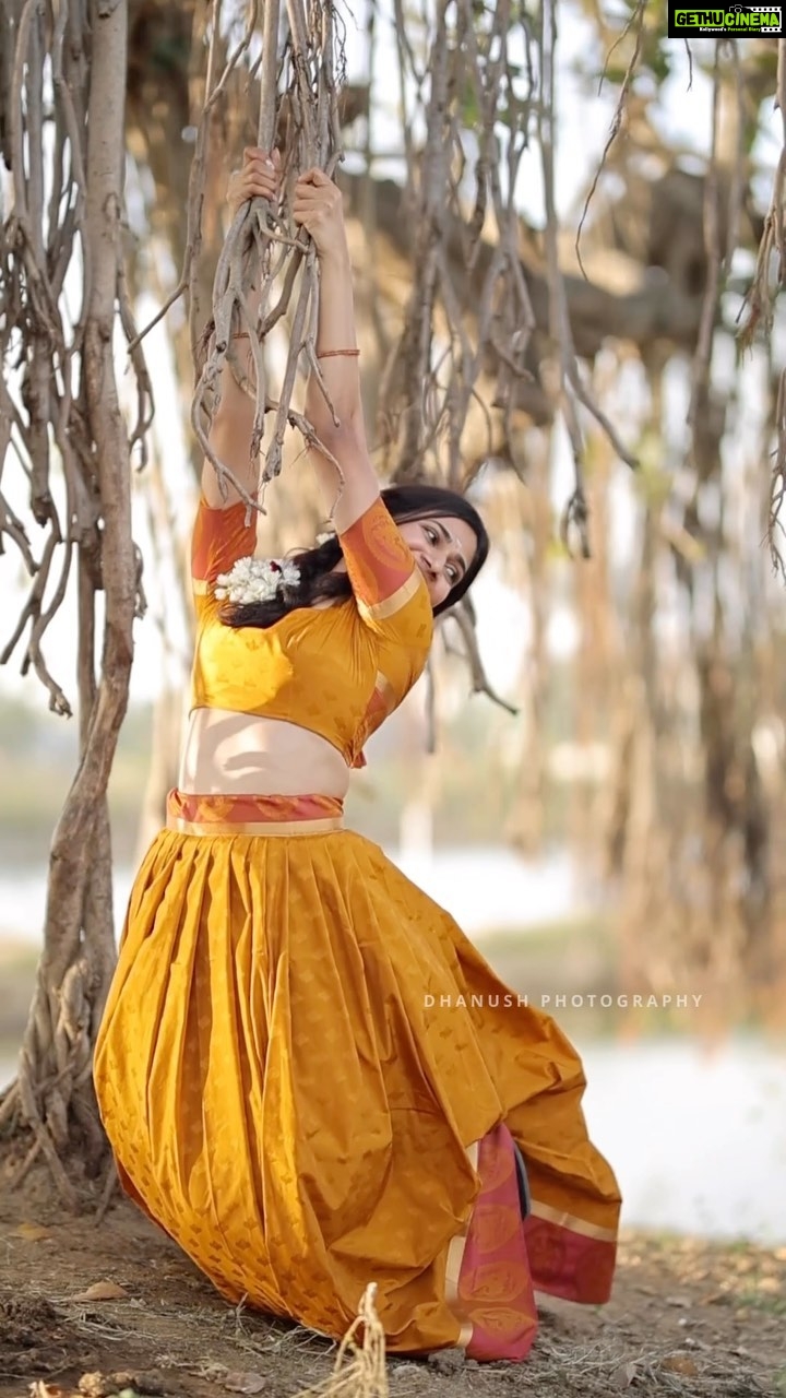 Losliya Mariyanesan Instagram - Happy Pongal weekend everyone ☀️ Photography @dhanush__photography Dress @studio_l_by_lini Thank you for the lovely gift @losliya.mariya.96_fc much love to you ♥️