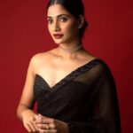 Losliya Mariyanesan Instagram – Stars can’t shine without darkness ✨

Styling @shimona_stalin 
Photography @navin.appu 
Saree @krishkarthik_official 
Jewels @konikajewellery 
Mua @snehamnj 
Hair @hair_by_naemat 
Backdrops @mizubackdrops