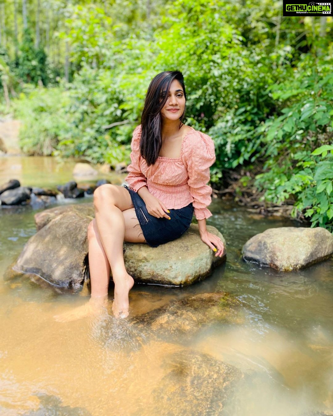 Losliya Mariyanesan Instagram - Rain or Shine πΆβπ«οΈ