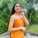 Losliya Mariyanesan Instagram - My happy place 🧡 Dress @studio_l_by_lini @thivyaashinirakunathan @suramyan.7 @vithur_raku @sutharmian 🧡🧡🧡🧡🧡