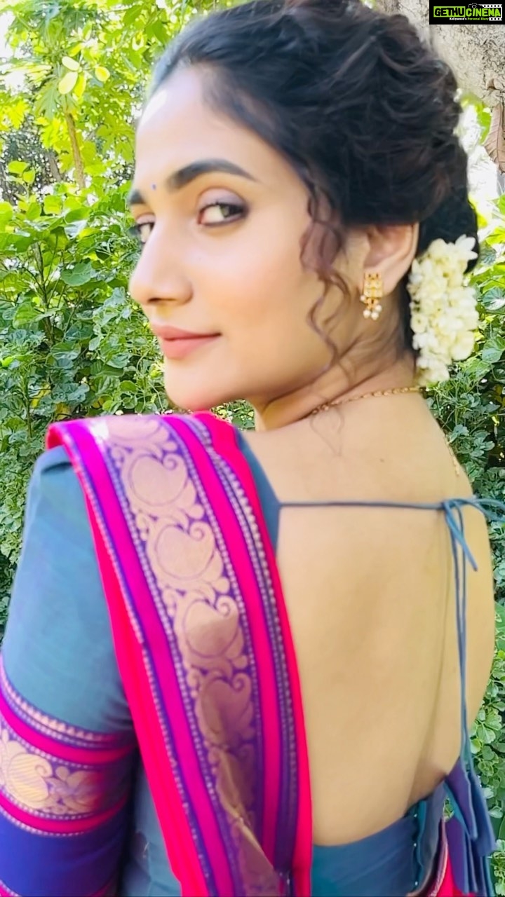 Losliya Mariyanesan Instagram - Saree or Half saree 😛 ??