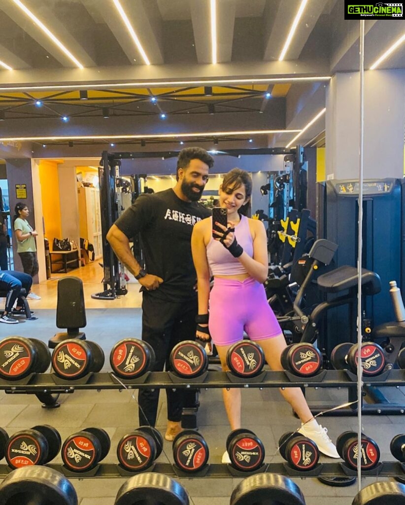 Losliya Mariyanesan Instagram - Appreciation post When I was started my work out on 2021 . it’s been a very long journey. I faced a lot of obstacles in this journey. This is not an easy job , sometimes I don’t wanna get up I just wanna sleep , somedays my body doesn’t cooperate with me . Sometimes my mind says just sit and calm your mental health. But I realised one thing getting up early & doing my work out & doing my every day routine it taught me how discipline l am. It has been almost 3 years now . I feel stronger & healthier ever before. 💪🏻 Last picture is my first ever picture in 2021.. @nareshfitness Thank you coach for pushing me so much.