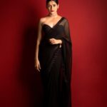 Losliya Mariyanesan Instagram – Stars can’t shine without darkness ✨

Styling @shimona_stalin 
Photography @navin.appu 
Saree @krishkarthik_official 
Jewels @konikajewellery 
Mua @snehamnj 
Hair @hair_by_naemat 
Backdrops @mizubackdrops