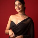 Losliya Mariyanesan Instagram – Stars can’t shine without darkness ✨

Styling @shimona_stalin 
Photography @navin.appu 
Saree @krishkarthik_official 
Jewels @konikajewellery 
Mua @snehamnj 
Hair @hair_by_naemat 
Backdrops @mizubackdrops