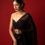 Losliya Mariyanesan Instagram – Stars can’t shine without darkness ✨

Styling @shimona_stalin 
Photography @navin.appu 
Saree @krishkarthik_official 
Jewels @konikajewellery 
Mua @snehamnj 
Hair @hair_by_naemat 
Backdrops @mizubackdrops