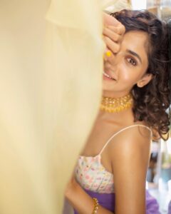 Losliya Mariyanesan Instagram - Create your own sunshine ☀️ Photographey @arunprasath_photography Stylist @shimona_stalin Dress @suhanyalingamdesign Accessories @aarvee.chennai Make up @abhirami_mua Hairstyle @vyshalisundaram_hairstylist
