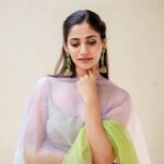 Losliya Mariyanesan Instagram - Live as though life was created for you . @navin.appu @studio_l_by_lini @sty1e_guru