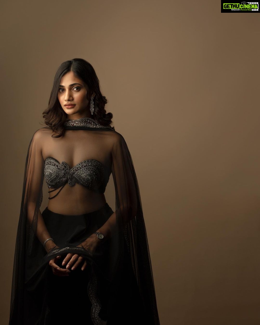 Losliya Mariyanesan - 191.3K Likes - Never regret anything you have done with a sincere affection .
Designer @archana.karthick
Photographer @navin.appu
Makeup & hair @sty1e_guru
@mizubackdrops
