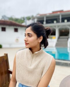 Losliya Mariyanesan Instagram - Sending some love ♥️