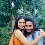 Losliya Mariyanesan Instagram - My happy place 🧡 Dress @studio_l_by_lini @thivyaashinirakunathan @suramyan.7 @vithur_raku @sutharmian 🧡🧡🧡🧡🧡