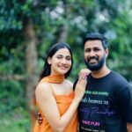 Losliya Mariyanesan Instagram - My happy place 🧡 Dress @studio_l_by_lini @thivyaashinirakunathan @suramyan.7 @vithur_raku @sutharmian 🧡🧡🧡🧡🧡