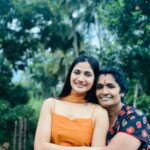 Losliya Mariyanesan Instagram - My happy place 🧡 Dress @studio_l_by_lini @thivyaashinirakunathan @suramyan.7 @vithur_raku @sutharmian 🧡🧡🧡🧡🧡