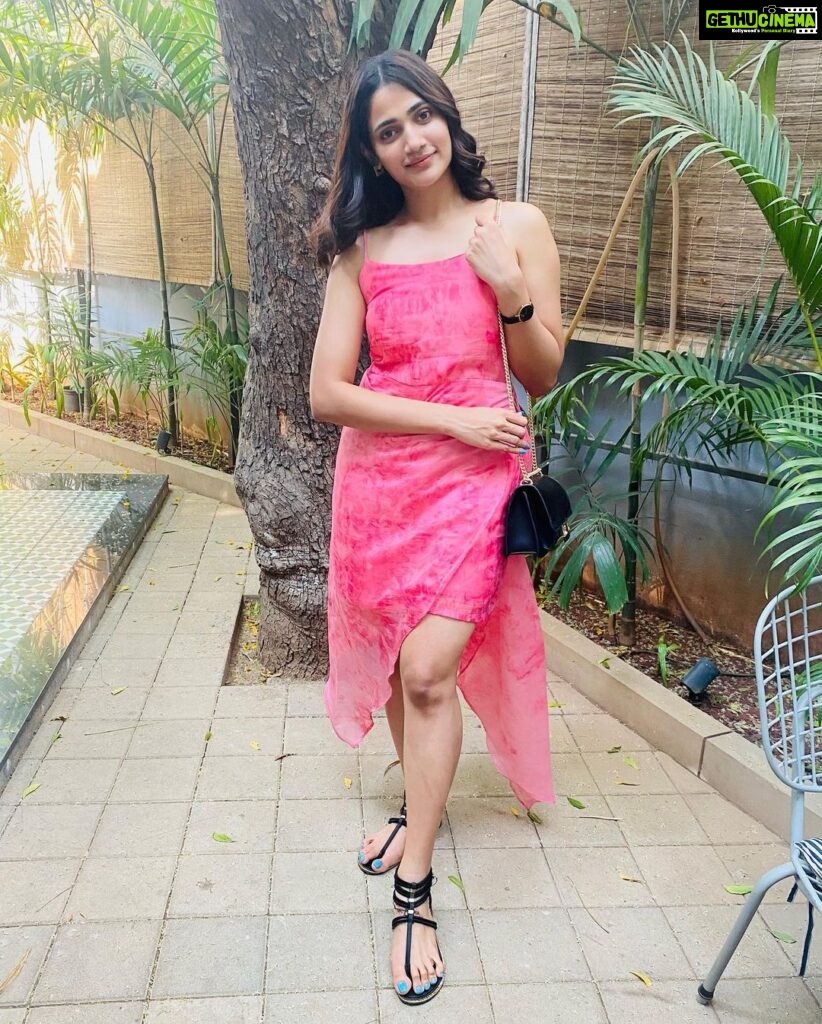Losliya Mariyanesan Instagram - Ok , I m smiling ☺️who is melting ? Thanks @studio_l_by_lini for the lovely outfit . Feeling cute 🥰 Oh yeah , Happy Easter y’all ♥️
