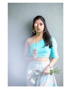 Losliya Mariyanesan Instagram - Every fall will make sense 

📸 @navin.appu 
💄 @sty1e_guru 
👗 @shimona_stalin 
Costume @knotweddinghouse 
Jewels @aarvee.chennai 
Location @citadinesomrchennai