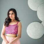Losliya Mariyanesan Instagram - All waves eventually pass 🌊 Shot by @navin.appu Makeup & Hair @sty1e_guru Styling @shimona_stalin Lehenga @knotweddinghouse Jewels @aarvee.chennai Location @citadinesomrchennai