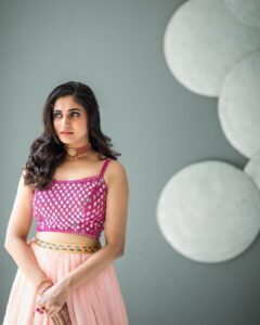 Losliya Mariyanesan Instagram - All waves eventually pass 🌊

Shot by @navin.appu 
Makeup & Hair @sty1e_guru 
Styling @shimona_stalin 
Lehenga @knotweddinghouse 
Jewels @aarvee.chennai 
Location @citadinesomrchennai