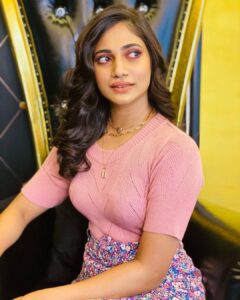 Losliya Mariyanesan Instagram - People have the right to give their opinion &
You have the right to ignore it .

💄 @sty1e_guru 
  @24kluxurysalon