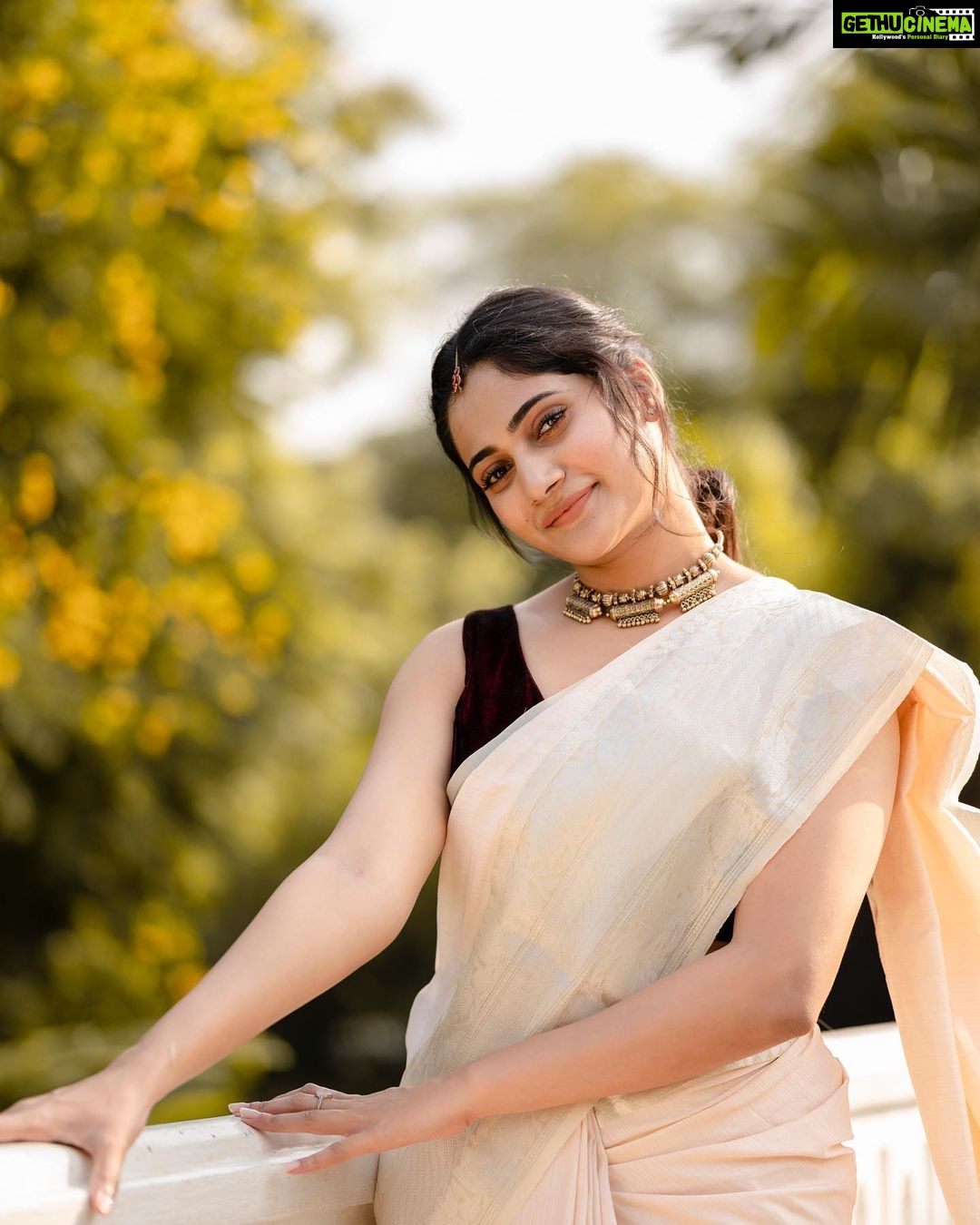 Losliya Mariyanesan - 231.1K Likes - The one who will heal you is YOU
:
:
:
πΈ @kiransaphotography
π @vi.bha_
π @radiancebridalstudio