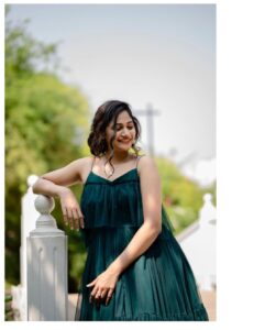 Losliya Mariyanesan Instagram - Be kind ☺️
:
📸 @kiransaphotography 
💇‍♀️ @paviiiee_08 
💄 @radiancebridalstudio 
💆‍♀️ @preethi_hairstylist 
👗 @ibhuvana.store