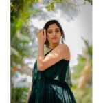 Losliya Mariyanesan Instagram - Fight Alone 🍂 : : : Shot by @kiransaphotography Stylist @paviiiee_08 Makeup @radiancebridalstudio Hair @preethi_hairstylist Outfit @ibhuvana.store