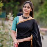Losliya Mariyanesan Instagram - Paint your life colourful ⚡️ : : 📸 @kiransaphotography 💄 @radiancebridalstudio 👗 @vi.bha_