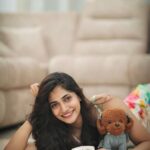 Losliya Mariyanesan Instagram - Can't help but wonder 💭🧸 @dhanush__photography