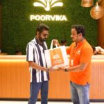 Ma Ka Pa Anand Instagram – Aadi shopping is rightly done..💖📲 happy ah vangurom adhuvum aadi sale la vaangurom! ✨

Buy Vivo smartphones at Poorvika and grab all the amazing offers. Visit your nearest Poorvika showroom..

 @vivoindia_tamilnadu
 @poorvika_india

#ItsMyStyle #Athirstaadi #XtremeImagination #DelightEveryMoment