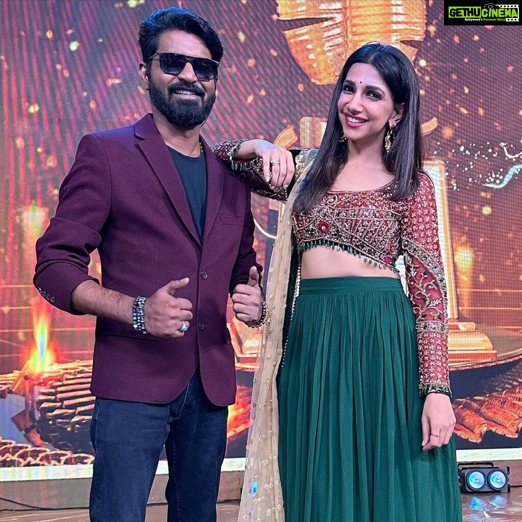 Ma Ka Pa Anand Instagram - How long has it been since you saw us host together? And this show will be telecast on @vijaytelevision as well ☺️ Lovely evening with the madampatti group hosting the golden leaf awards :) And working with @makapa_anand is always fun 🤗 . . . . #vjbhavna #makapa #coimbatore