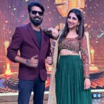 Ma Ka Pa Anand Instagram – How long has it been since you saw us host together? 
And this show will be telecast on @vijaytelevision as well ☺️
Lovely evening with the madampatti group hosting the golden leaf awards :) 
And working with @makapa_anand is always fun 🤗
.
.
.
.
#vjbhavna #makapa #coimbatore