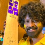 Ma Ka Pa Anand Instagram – Hello Makkale!! Enga thala and dear captain  @makapa_anand posing with Dhoni signed bat!! Can’t find a better day to post this as today is thala @mahi7781 birthday!! Team Silk Smitha wishes a very happy birthday to everyone’s favorite MSD!! #TeamSilkSmitha #CaptainMakapa #ThalaDhoni #MSDhoni #HappyBirthdayThala #IconicPairing #SilkSmithaCelebrates #CricketLove