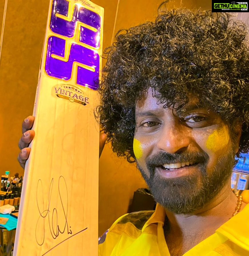 Ma Ka Pa Anand Instagram - Hello Makkale!! Enga thala and dear captain @makapa_anand posing with Dhoni signed bat!! Can't find a better day to post this as today is thala @mahi7781 birthday!! Team Silk Smitha wishes a very happy birthday to everyone's favorite MSD!! #TeamSilkSmitha #CaptainMakapa #ThalaDhoni #MSDhoni #HappyBirthdayThala #IconicPairing #SilkSmithaCelebrates #CricketLove