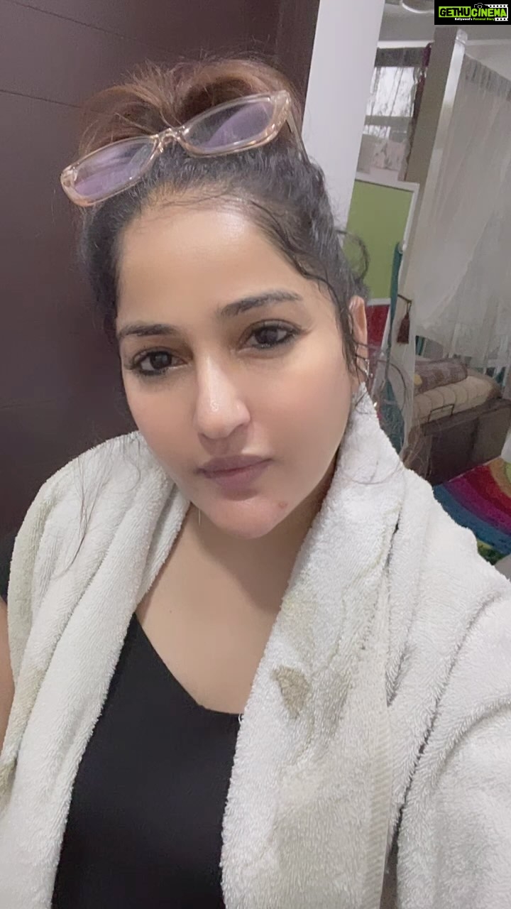 Madhavi Latha Instagram - How to understand women #itseasy #understandingwomen #itsnotdifficult #womenmoodswings #crazy #girlsarecrazy #women #wewomen
