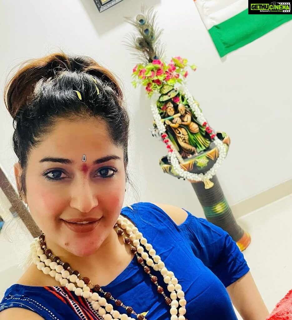 Madhavi Latha Instagram - Day-4 Navaratri Kushmandadevi Color- royal blue attire Today amma Paada seva Amma itself is maa durga #worshipmother -#maadurga #navaratri2023 #madhavilatha
