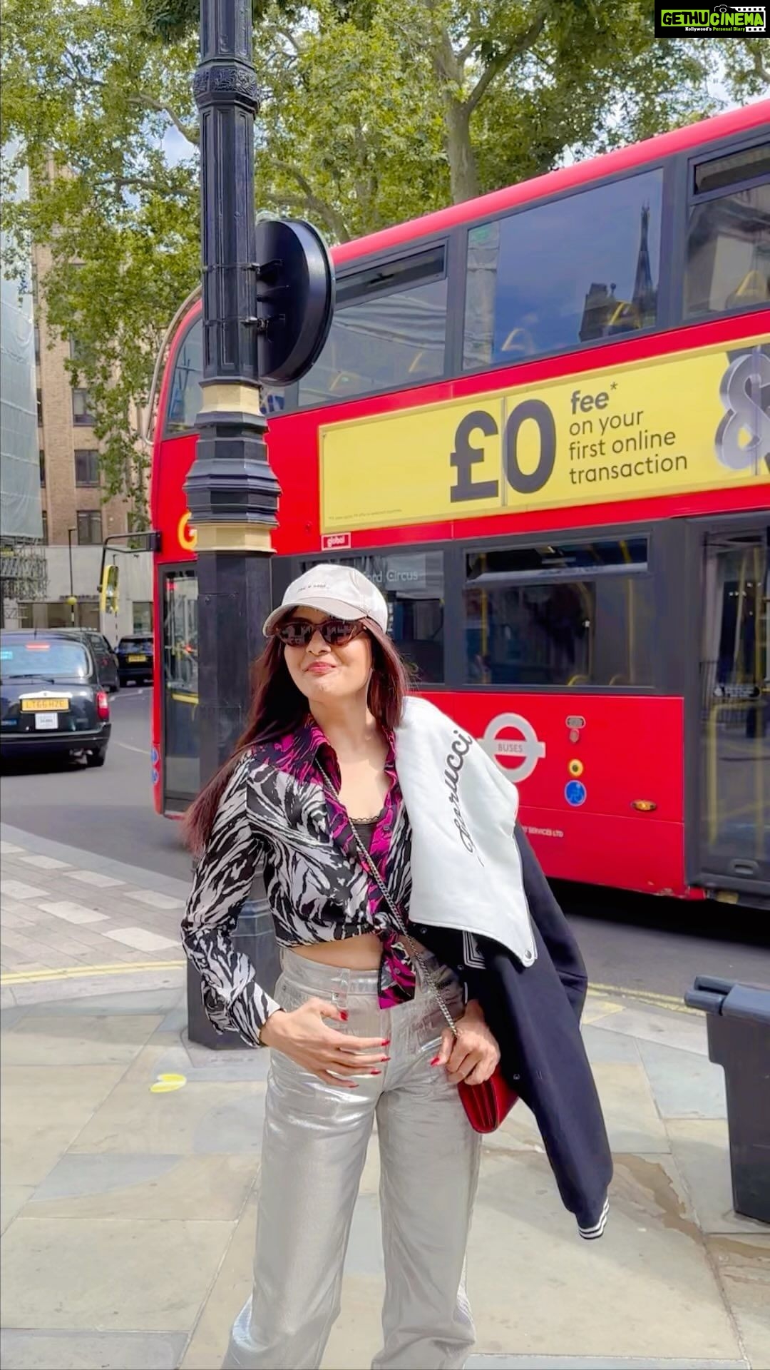 Madhoo Instagram - #london #freestyle 💕 #sweetkaaramcoffee @primevideo 💜💜💜💜