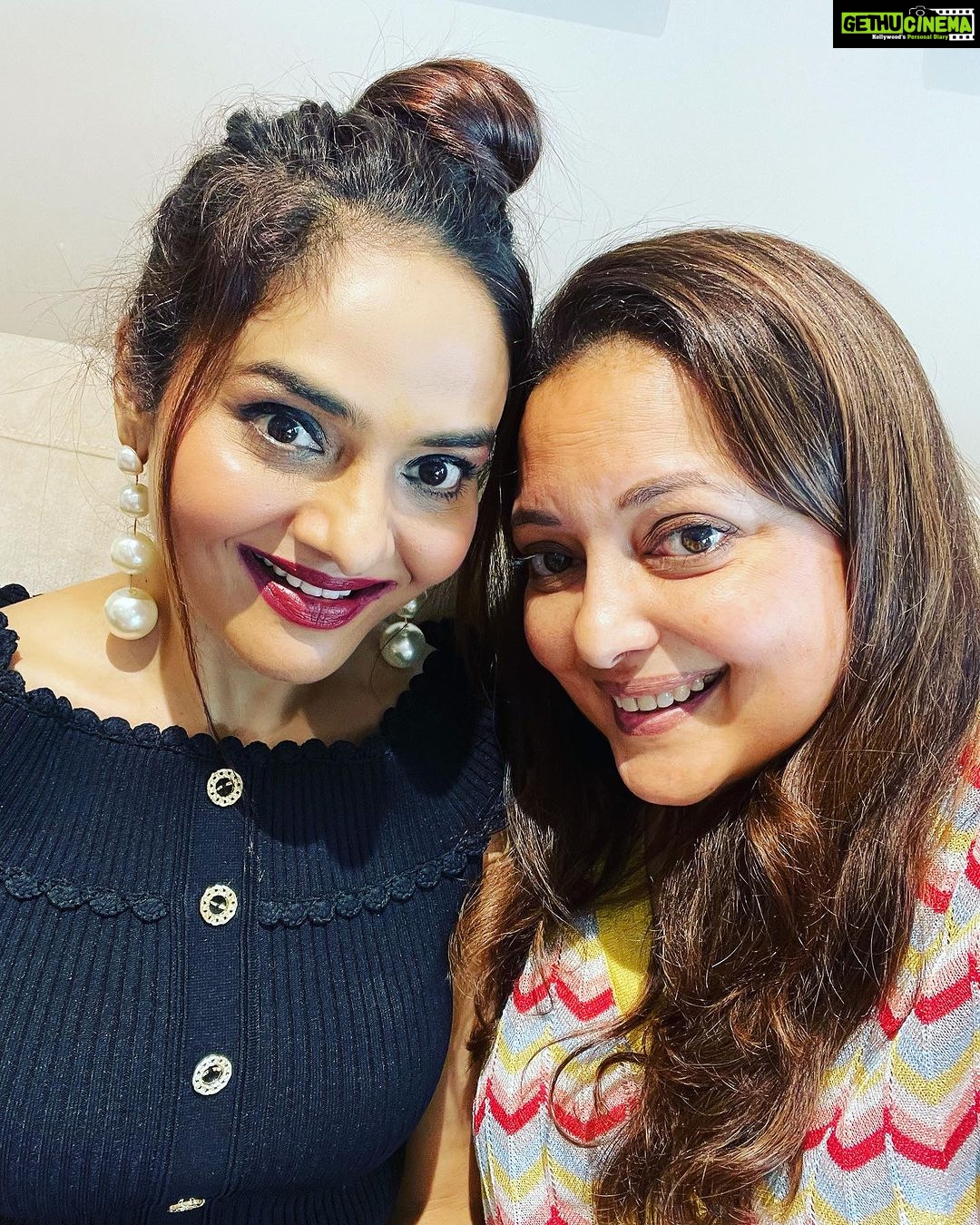 Madhoo Instagram - Happy people happy life ❤️❤️❤️❤️ @poojasippy @payalkilachand @reshmavazirani1 @jenniferkotwal ❤️❤️❤️❤️