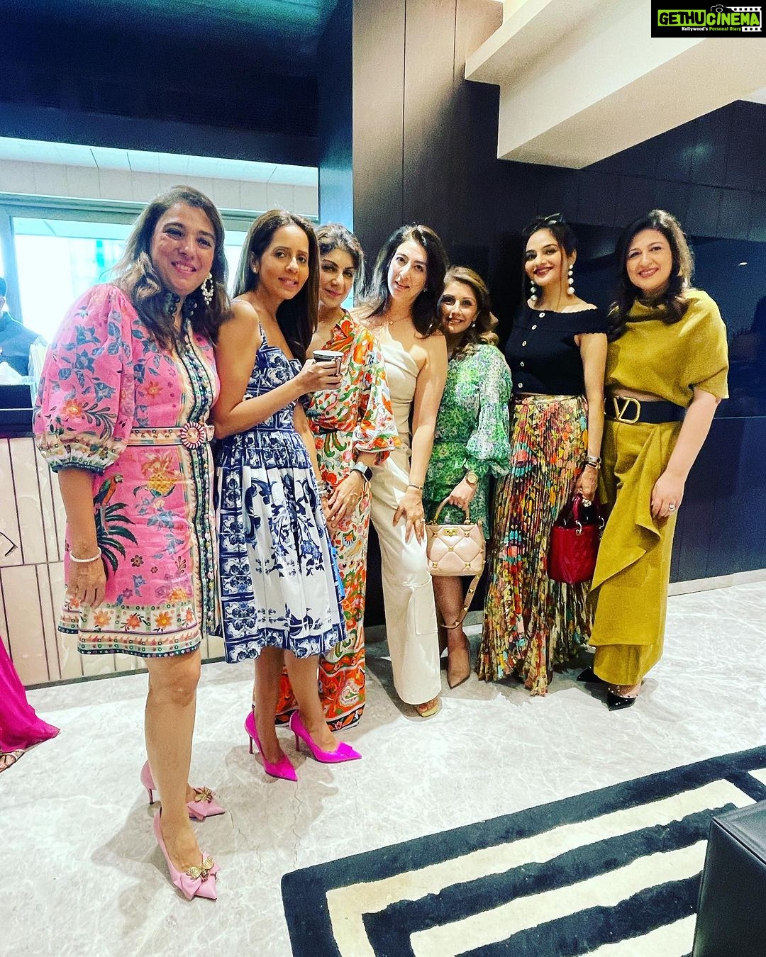 Madhoo Instagram - Happy people happy life ❤️❤️❤️❤️ @poojasippy @payalkilachand @reshmavazirani1 @jenniferkotwal ❤️❤️❤️❤️