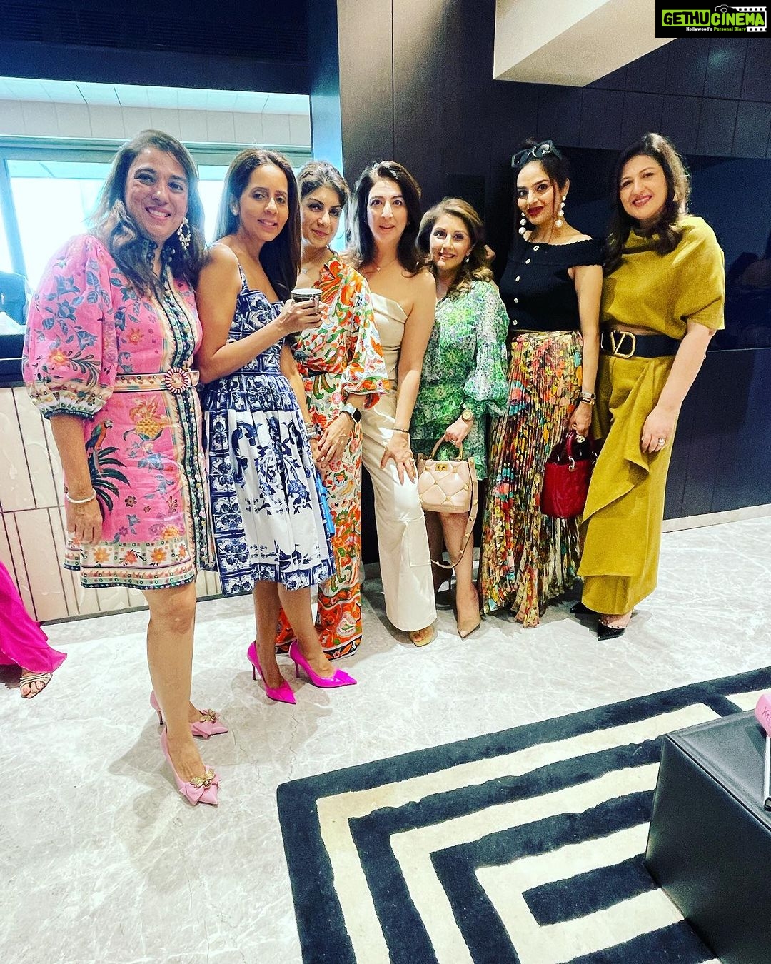 Madhoo Instagram - Happy people happy life ❤️❤️❤️❤️ @poojasippy @payalkilachand @reshmavazirani1 @jenniferkotwal ❤️❤️❤️❤️