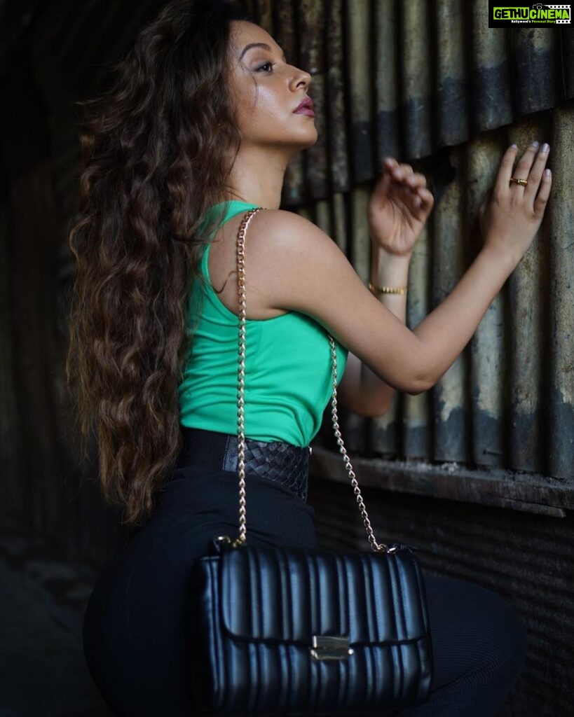 Madhurima Roy Instagram - Carry your world in style with a hint of class 🖤✨ . . . . . . . . . . . . . . . . . . . . . . . . #accessorize #accessories #accessorizeindia #accessorizer #baglover #bagaddict #explorepage #fyp #instagram #collab #shopnow