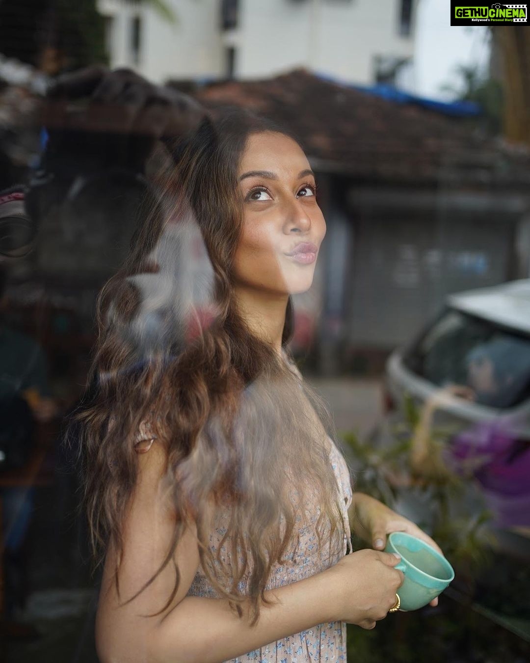 Madhurima Roy Instagram - To bean or not to bean ☕️💭 .. So fun collaborating on this one @the_little_lens @accessorizeindiaofficial .. #accessorizeindia #collaborationpost #coffeeshopcorners #instadaily #photoshootideas Birdsong - The Organic Cafe