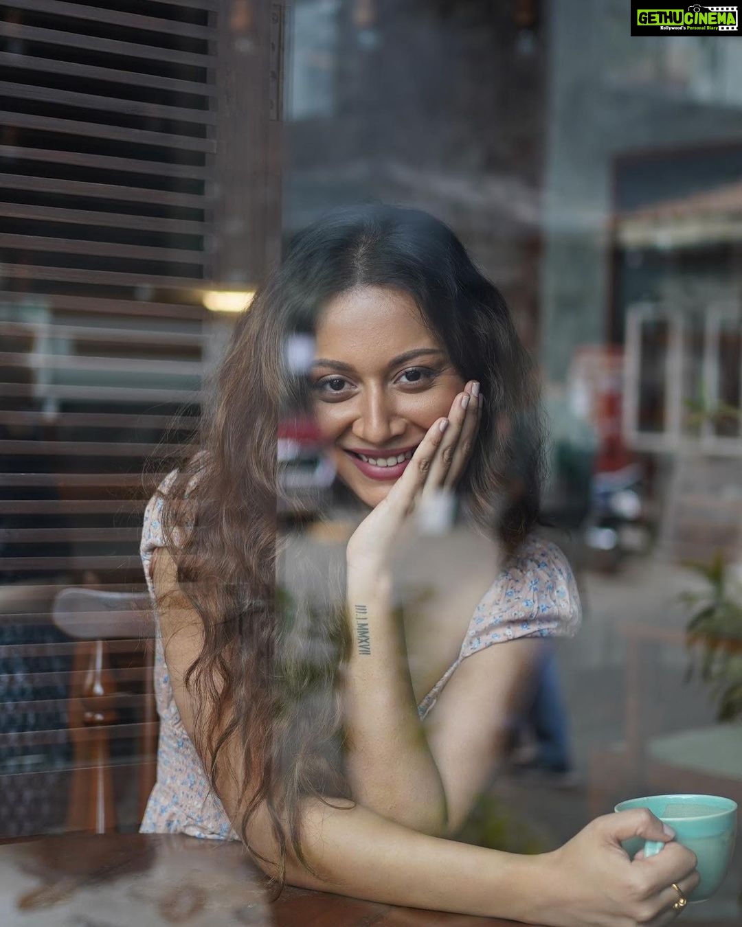 Madhurima Roy Instagram - To bean or not to bean ☕️💭 .. So fun collaborating on this one @the_little_lens @accessorizeindiaofficial .. #accessorizeindia #collaborationpost #coffeeshopcorners #instadaily #photoshootideas Birdsong - The Organic Cafe