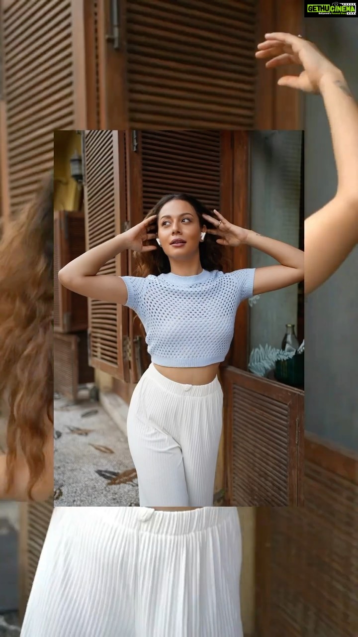 Madhurima Roy Instagram - Real bass, non stop✋ With the Realme Buds Air Pro5 Feel the unBEATable 🔊 .. @realmeindia Location courtesy @birdsong.cafe .. Shot by @the_little_lens .. #realmebudsair #realme #realmeindia #realmecollection #budspro #musicreels #lifestylereels