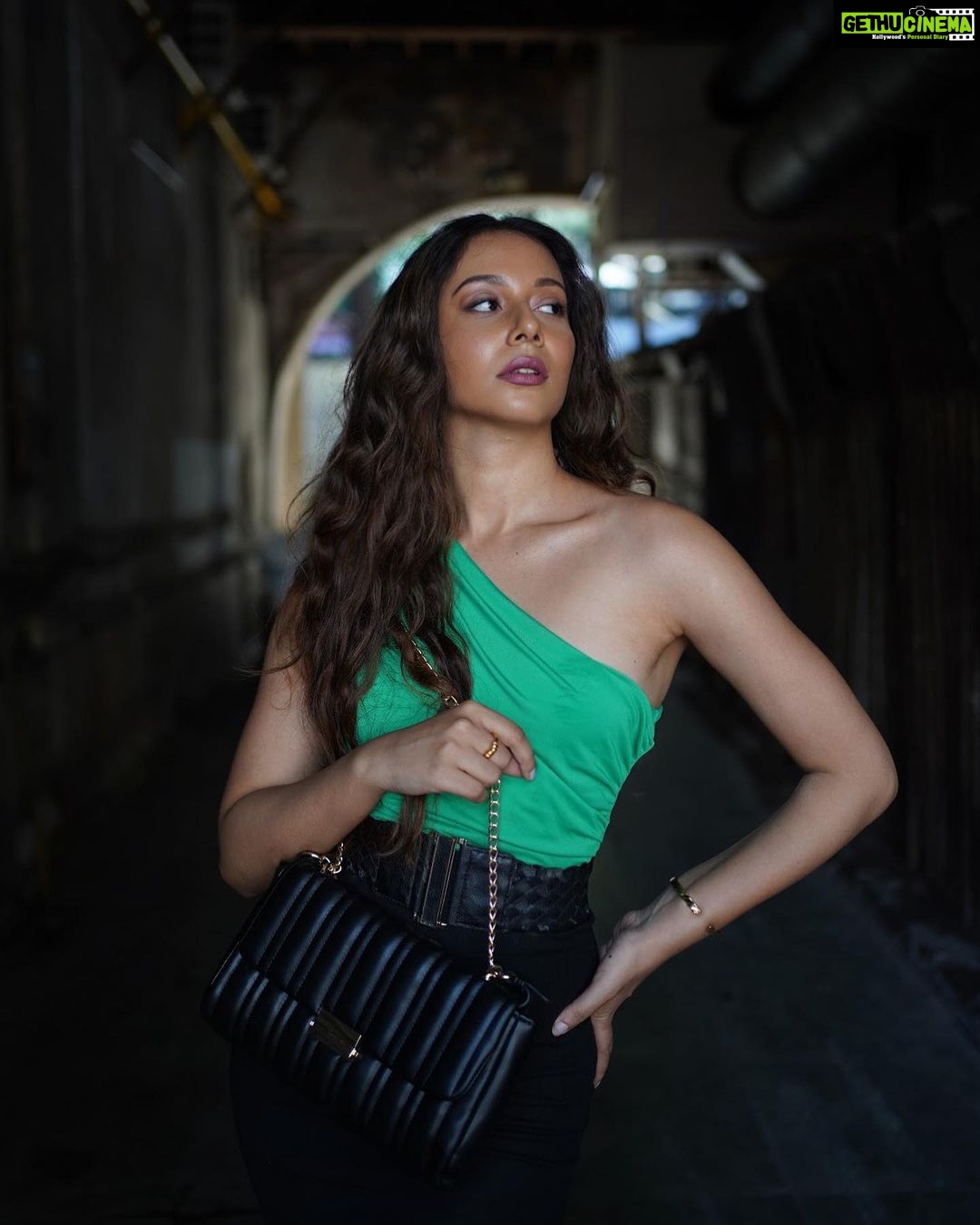 Madhurima Roy Instagram - Carry your world in style with a hint of class 🖤✨ . . . . . . . . . . . . . . . . . . . . . . . . #accessorize #accessories #accessorizeindia #accessorizer #baglover #bagaddict #explorepage #fyp #instagram #collab #shopnow