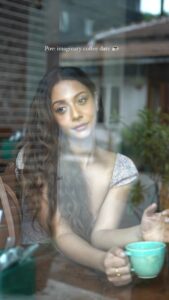 Madhurima Roy Instagram - Chaleya…coffee date?☕️😛 .. #chaleyareels #jawanreels #coffeedate #cafereels #cafeshoot #trendingreels Bandra